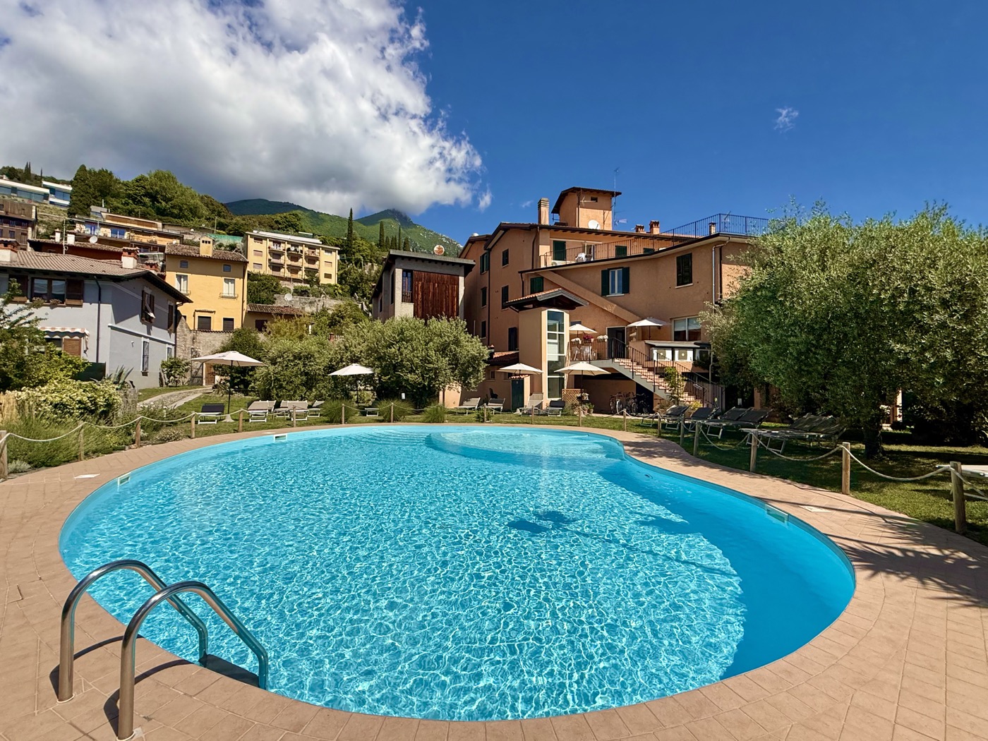 Hotel Vittoria swimming pool in the garden
